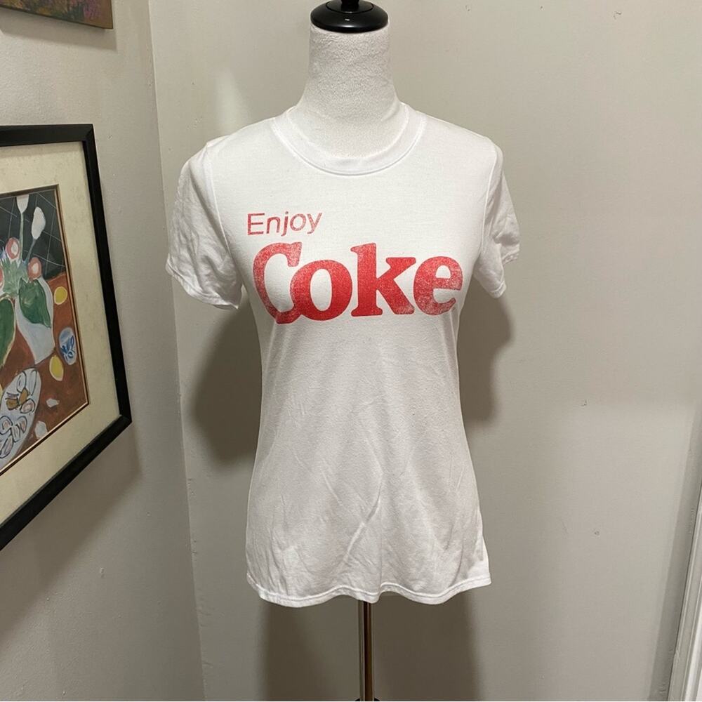Coca Cola Red and White Logo Tee Size Extra Small Cap Sleeve Slim Fit T-Shirt